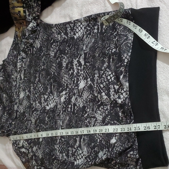 LOVE Blk/White Reptilian Print Cwl Neck Sweatshirt-Long Sleeves w/Gold LOVE-EUC - Picture 14 of 16
